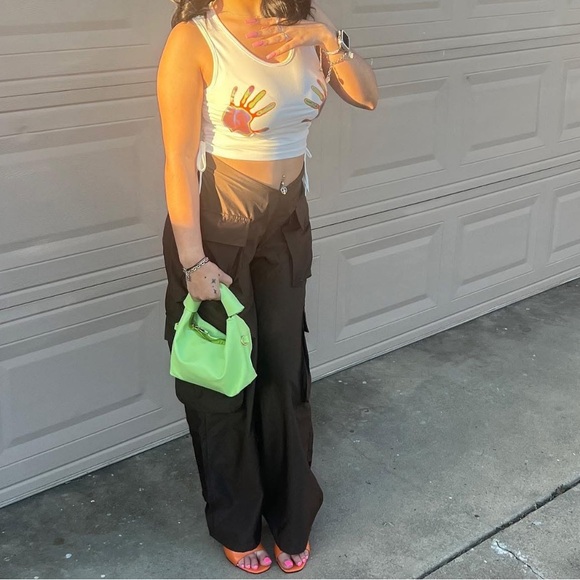 White crop top with vinyl design, ties on the side to adjust the shape - Picture 7 of 8